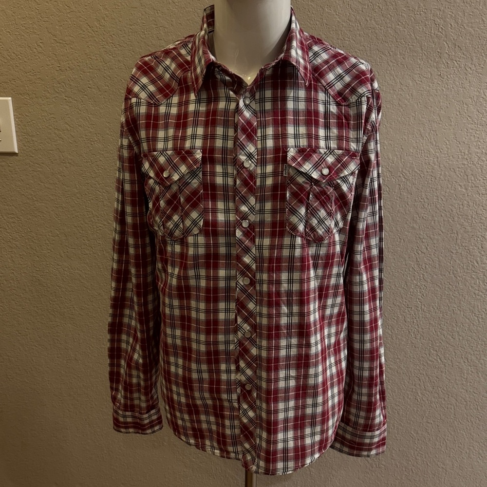 Levi’s Men's Red Plaid Long Sleeve Shirt size large with pearl snaps western
